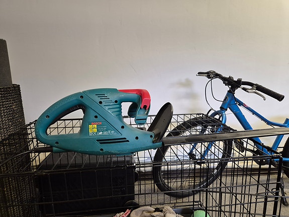 Sähkökäyttöinen pensasleikkuri