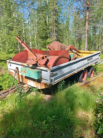 Tuhti 8t, peräkärry/ lavetti kaksakselinen