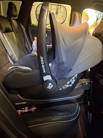 Myydään vuoden vanha turvakaukalo+isofix telakka
