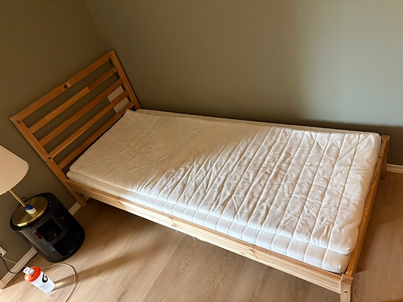 Puurunkoinen sänky ja patja
