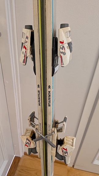 Kästle RX 200 cm laskettelusukset ja Salomon 757 siteet.