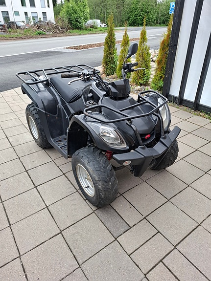 Mustavalkoinen 50cc mönkijä