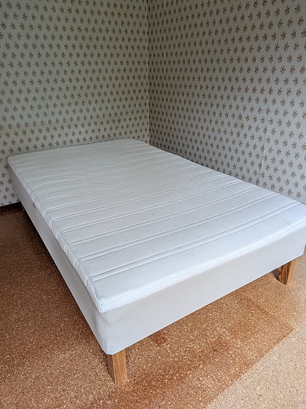 IKEA sänky ja joustinpatja 120x200 valkoinen