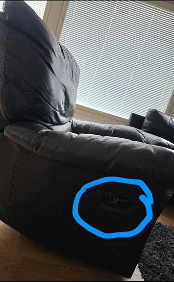 musta nahkainen kolmiosainen sohvaryhmä.