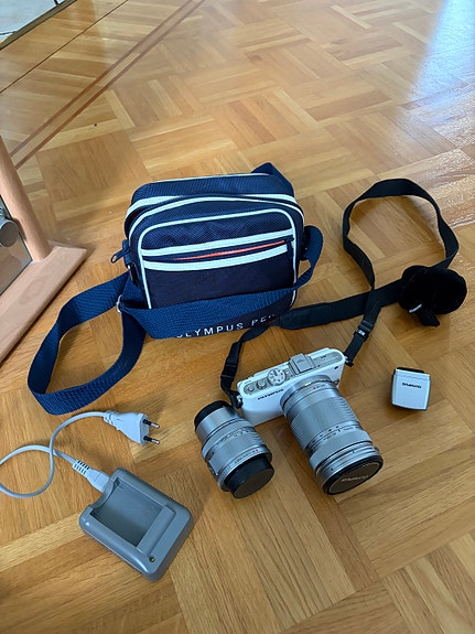 Olympus PEN Lite E-PL3 + 2 objektiivia + salama + laukku