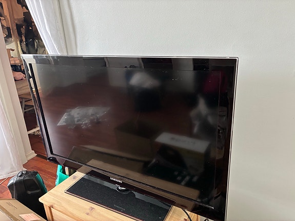 Samsung televisio (näytössä 3 raitaa!)