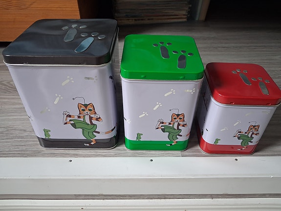 Viiru ja Pesonen peltipurkit