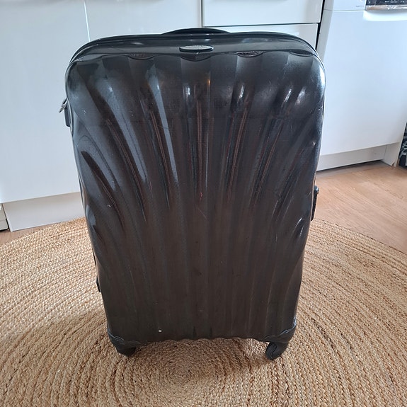 Iso ja kevyt Samsoniten matkalaukku