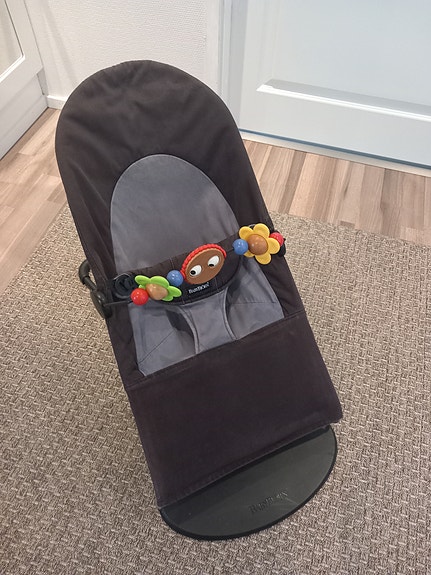 Babybjörn sitteri lelukaarella
