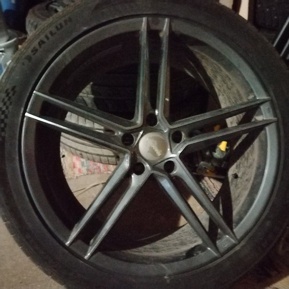 20" alumiinivanteet renkailla 245/45ZR20 ja 275/40R20