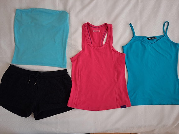 kolme toppia ja shortsit koko xs, pakettina