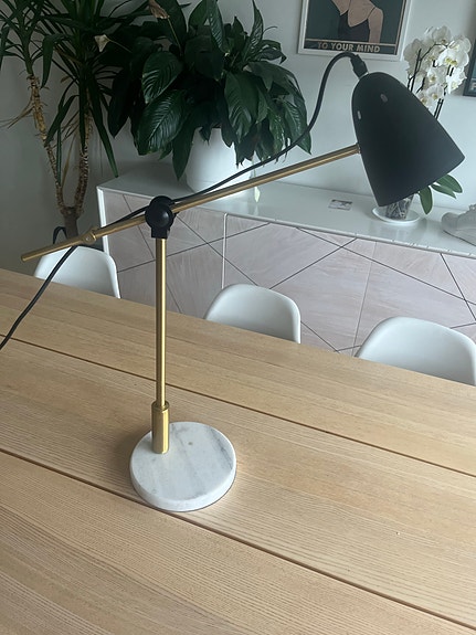 Marmorijalkainen työpöydän valaisin