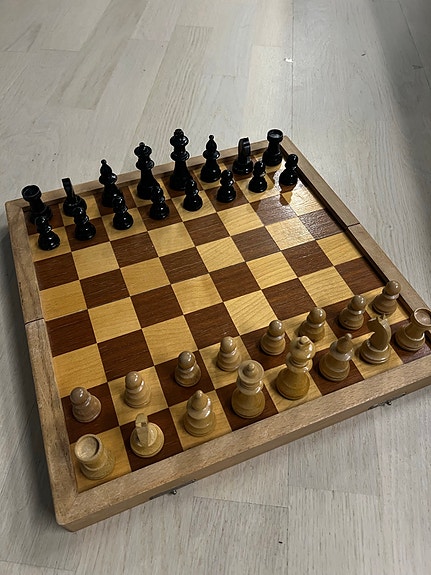 Puinen taitettava vintage shakkilauta ja nappulat