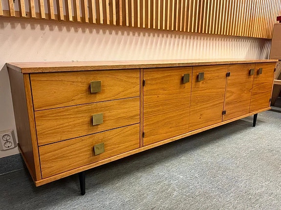 VARATTU 💎 VINTAGE-LÖYTÖ: Upea teak pitkä ja matala senkki 1960-70-luvulta