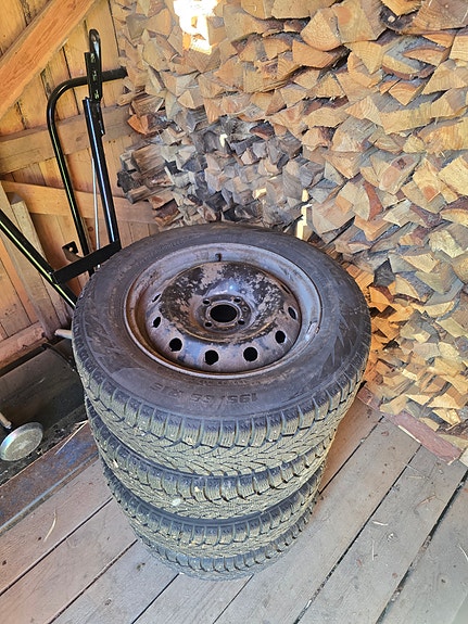 195/65 15 Formula nastarenkaat peltivanteilla