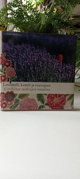 Laventeli,kaneli ja ruusupuu