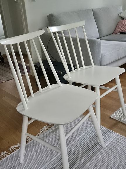 Valkoiset pinnatuolit