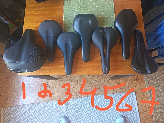 7 polkupyörän penkkiä.
