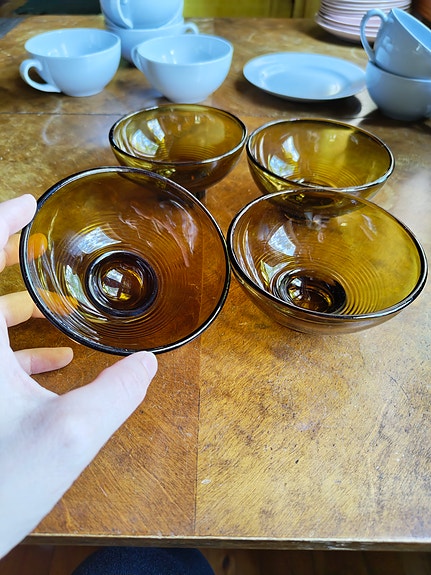 4x Iittalan ruskea lasinen jälkiruokakulho (Nanny Still).