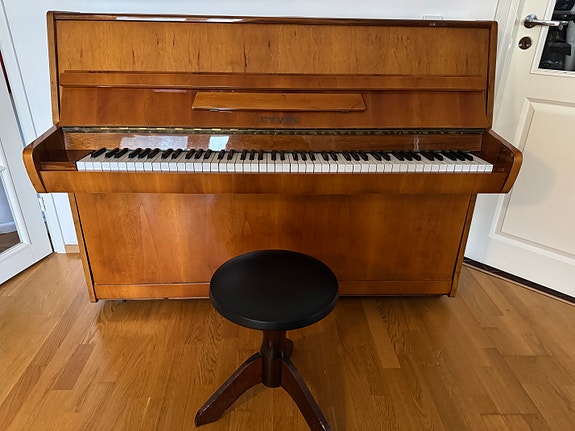 Piano jakkaralla