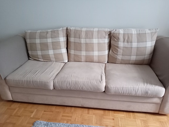 Kolmen istuttava sohva