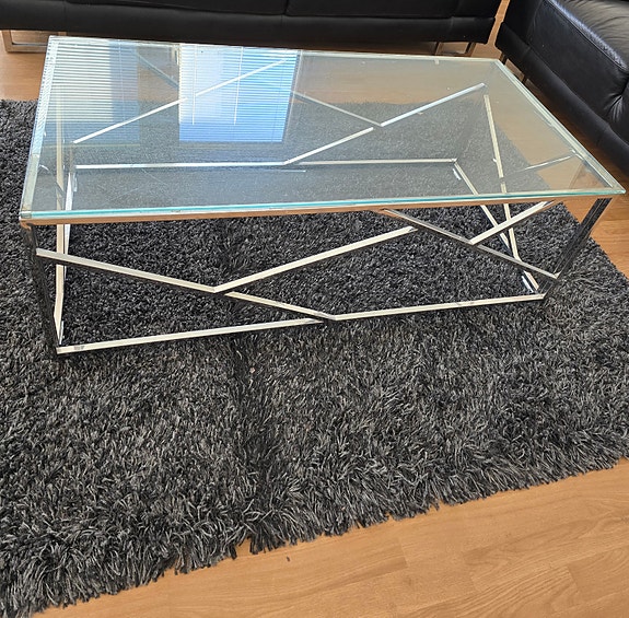 lasikantinen sohvapöytä metallirungolla