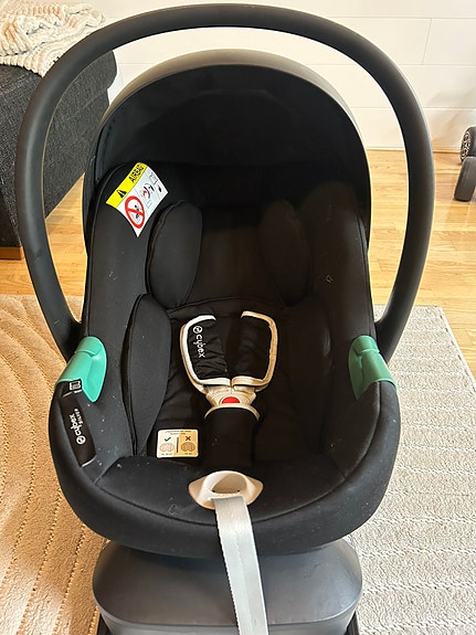 Cybex aton b2 turvakaukalo sekä telakka.
