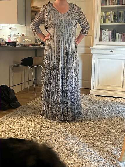 Promulias Paris ilta-/juhlapuku, koko XL