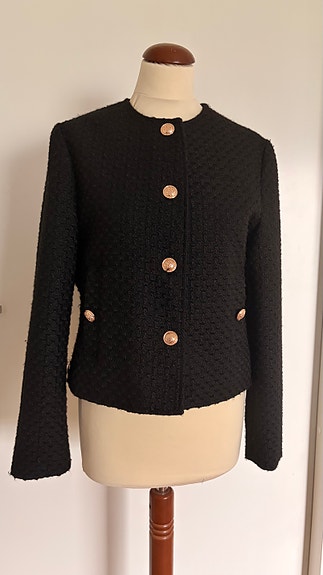Zara – musta Chanel‑tyylinen bouclé‑jakku, täysin uusi