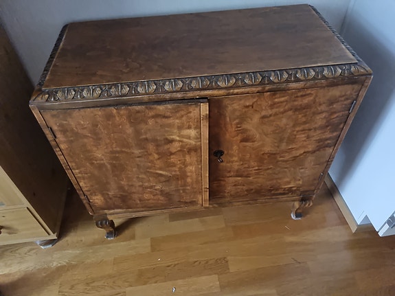 Chippendale -tyylinen senkki vintage