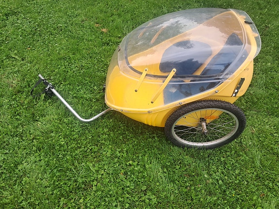 Pyörän peräkärry kuomulla