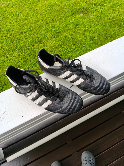 Adidas jalkapallokengät koko 41 ⅓ musta-valkoinen miehille