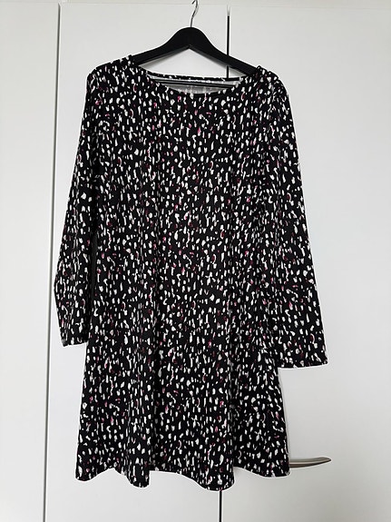 Naisten mekko