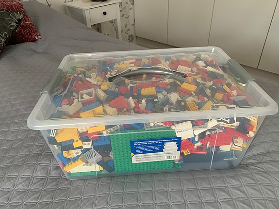 Laatikollinen Legoja
