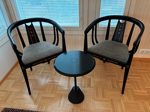 Pikku pöytä + 2 x tuolit