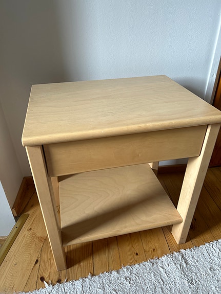 Puinen yö pöytä