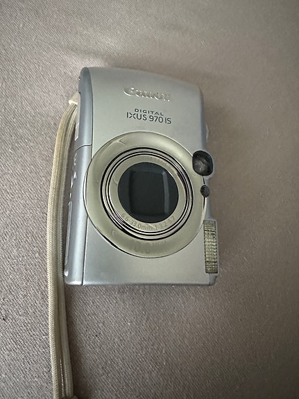 Canon Digital IXUS 970 IS digikamera hopea
