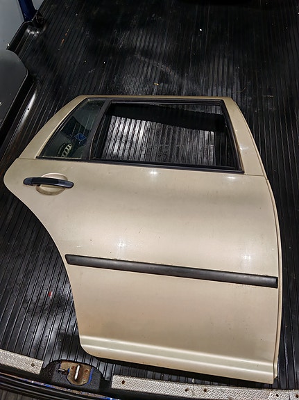 VW Golf IV oikea takaovi