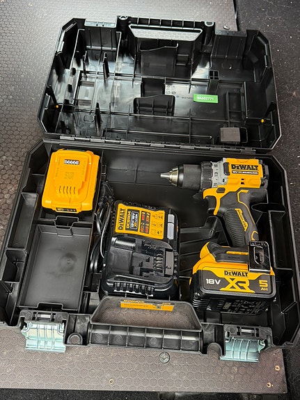 Dewalt Akkuporakone 2 akulla vaihdetaan/ myydään