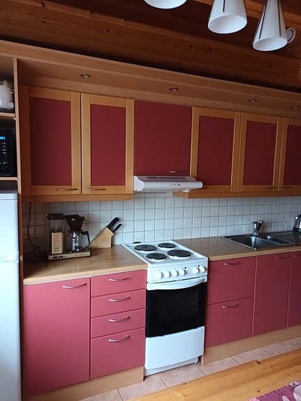 Keittiön kaapit, tiskiallas ja liesi Rukalla