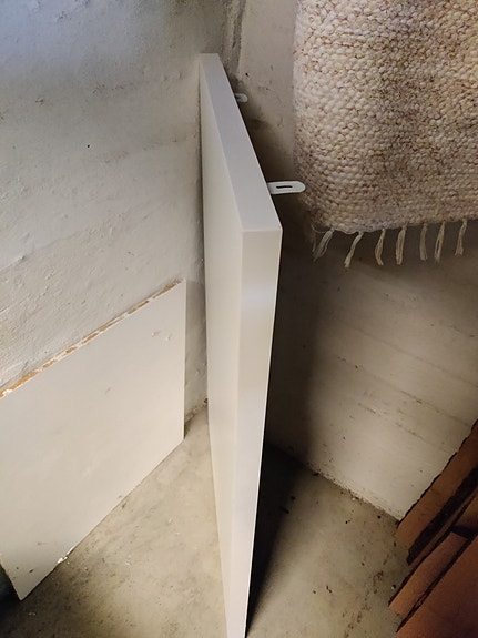 Seinään kiinnitettävä pöytä