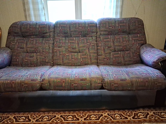 Hyvärunkoinen ja kuntoinen retro sohva