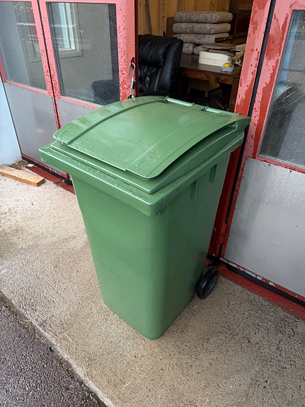 240l jäteasti roskis