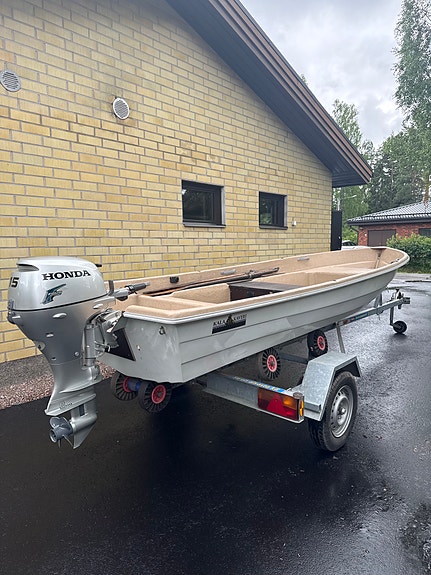 Myynnissä Kalakaveri vene ja 15hv nelitahti Honda+venetraileri