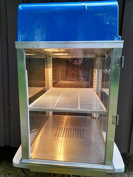 Lämpökaappi valaistu