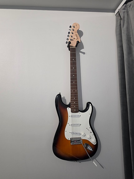 Squier Stratocaster sähkökitarapaketti vahvistimella