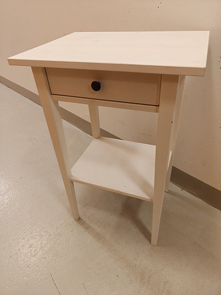 Ikea Hemnes yöpöytä