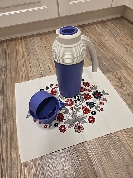 Tupperware termoskannu sininen valkoinen muovi