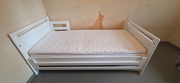 Valkoinen sänky 90x200 cm