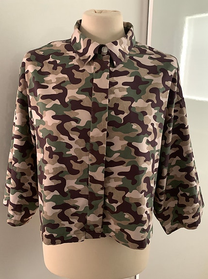 Zara maastokuvioinen lyhyt paita M oversize